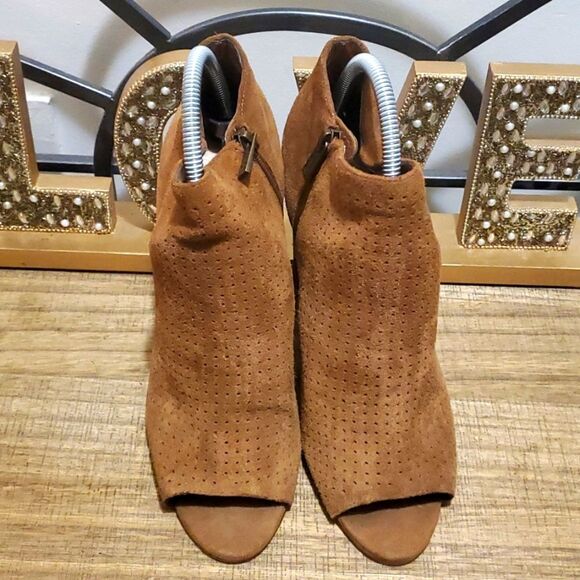 Jessica Simpson Kymber Brown Suede Perforated Zip Up Ankle Booties Sz 9.5 - Picture 1 of 12
